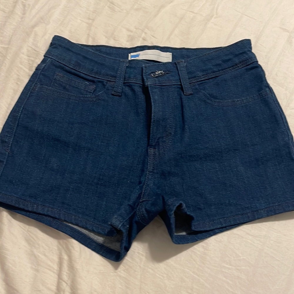 Levi’s Jean shorts Size 25. Beautiful fit. Great condition